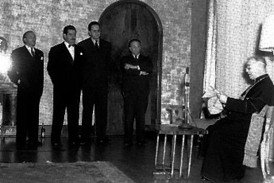Villanueva, cardenal, lee documento a grupo de personas
