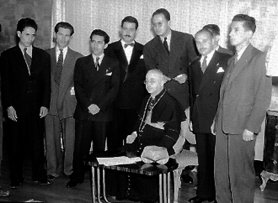 Villanueva, cardenal y varias personas en interior de un edificio, retrato de grupo