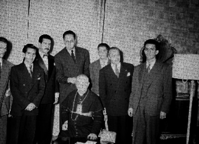 Villanueva, cardenal, con varias personas, en la estación Radio Mil, retrato de grupo