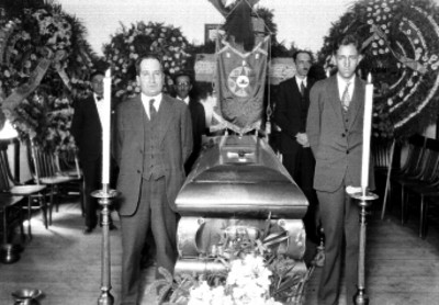 Personas hacen guardia de honor en un velorio