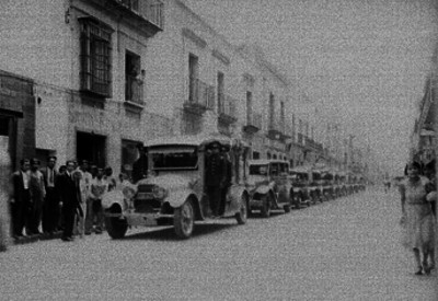 Cortejo fúnebre de miembros de la policía por una calle de la ciudad de México