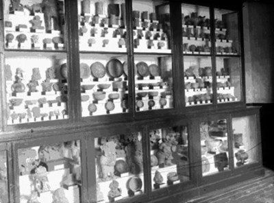 Figuras, vasijas y otros objetos arqueológicos en una vitrina