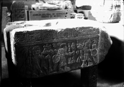 Escultura Azteca con bajorrelieve dentro de un museo