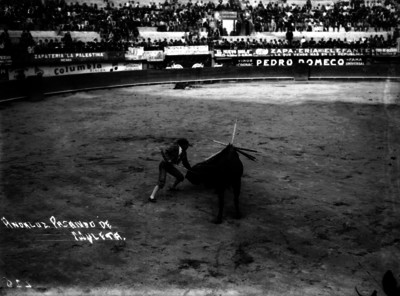 Manuel Álvarez "El Andaluz" realiza un paso de Muleta