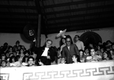 Raúl de Anda con traje de charro en el palco de honor de un lienzo charro