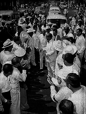 Adolfo Ruiz Cortines saluda a la gente en una calle de Veracruz