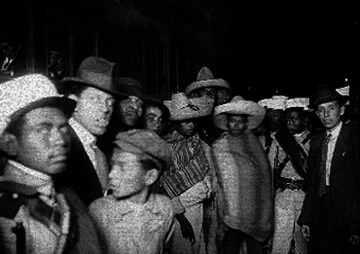 Soldados Zapatistas con periodístas, junto a un ferrocarril