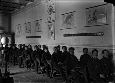 Militares en toman clases en un aula