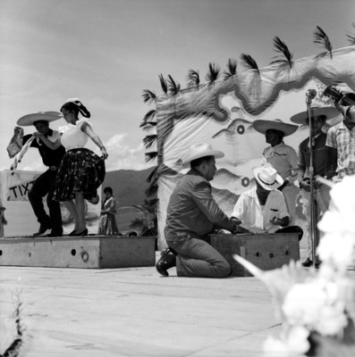 Pareja de guerrerenses interpretando una danza típica del estado