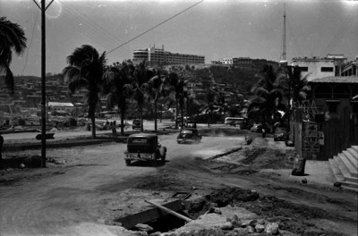 Automóviles transitando en la carretra costera, durante su construcción