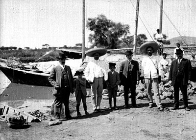 Pescadores y otras personas a orillas del río Mezcala