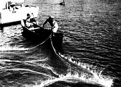 Pescador lanzando su red al mar