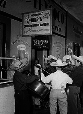 Mariachis afuera de un restaurante