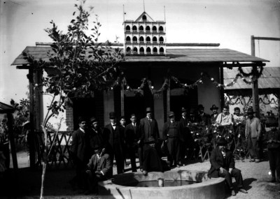 Arriaga y otros hombres alrededor de una fuente, retrato de grupo