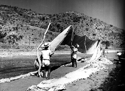 Campesinos tienden las redes lago