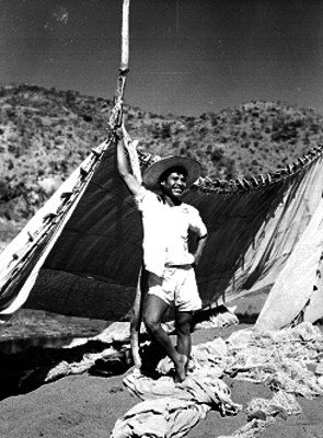 Campesino recargado en una red tendida en el lago, retrato