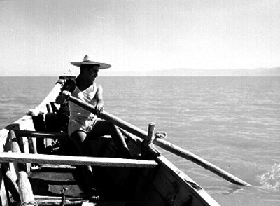 Campesino reman en una barca por el lago de Chapala