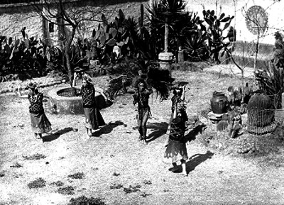 Danzantes bailando la danza Azteca (Huate Mazin)