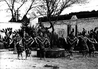 Danzantes efectuando la danza Azteca (Huate Mazin)