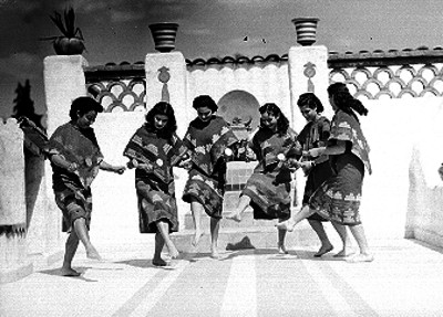 Mujeres bailando la danza Azteca "Huate Mazin"