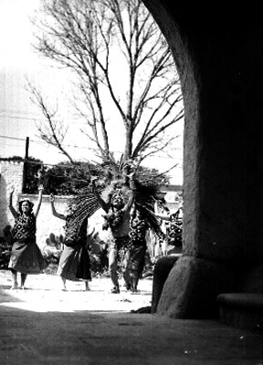 Danzantes bailando la danza Azteca "Huate Mazin"