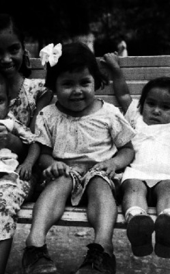 Niñas sentadas en la banca de un parque
