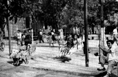 Niños se columpian en un parque