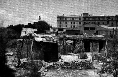 Barracas en un lote cercano a la ciudad