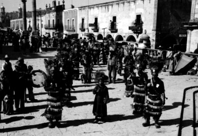 Hombres interpretan la danza de los matlachines en la plazuela de un poblado