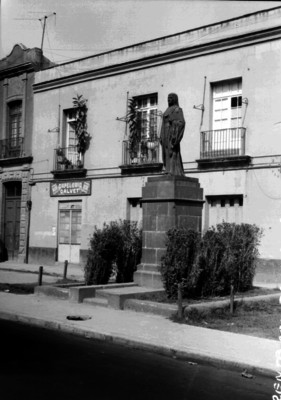 Estatua de Sor Juana Inés frente al Templo de San Jerónimo