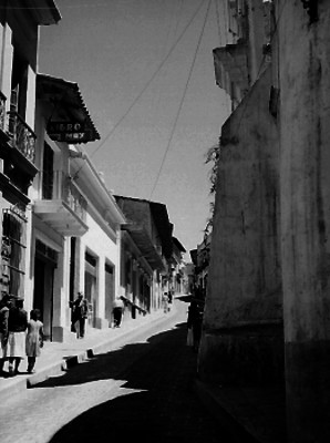 Gente en las calles de la ciudad de Jalapa
