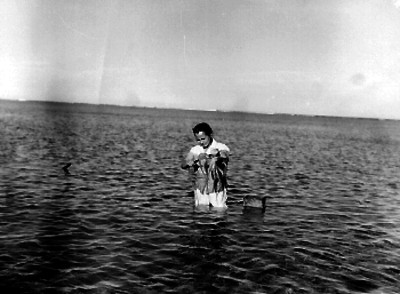 Mujer pescando pulpos en la isla de Lobos
