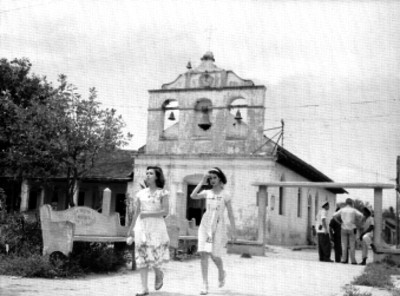 Mujerws caminando por un jardín en un poblado de Veracruz