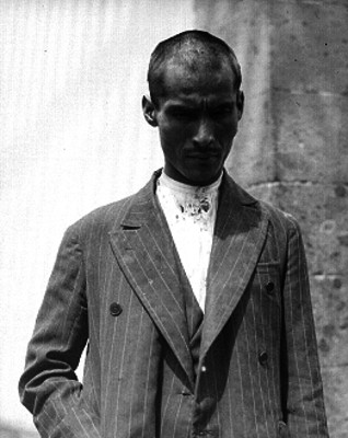 Hombre en los patios de la cárcel de Belén, retrato