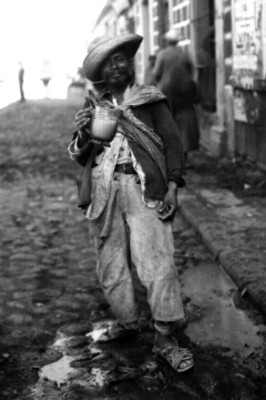 Hombre posa para retrato con un jarro de pulque
