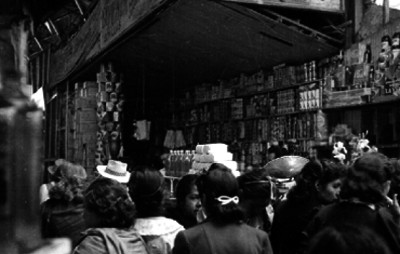 Hombre atendiendo a una mujer en una tienda