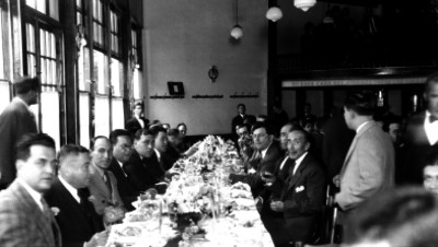 Funcionario durante un banquete en un restaurante