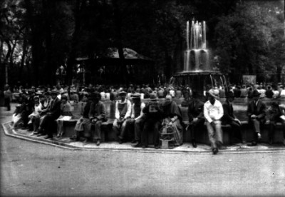 Gente sentada en la fuente en un parque