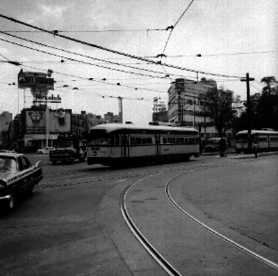 Tranvía circula por una calle