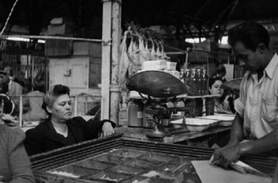 Gente en una tienda de viveres