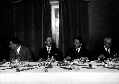 Lamberto Hernández con funcionarios públicos durante un banquete