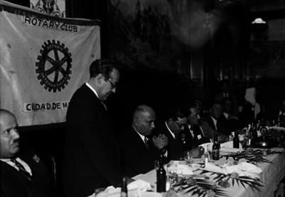 Funcionarios de Indústria, Comercio y Trabajo, con miembros del Club Rotario durante un banquete