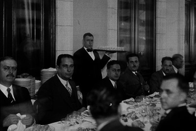 José Mijares Valencia, Cházaro y otros funcionarios durante un banquete
