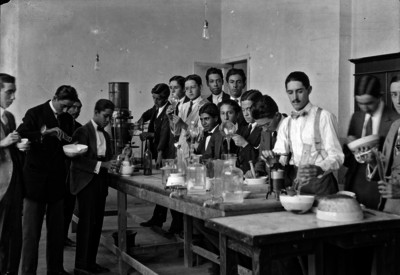 Maestro y alumnos en laboratorio de química
