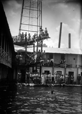 Nadadores posan para retrato en la Alberca Pane