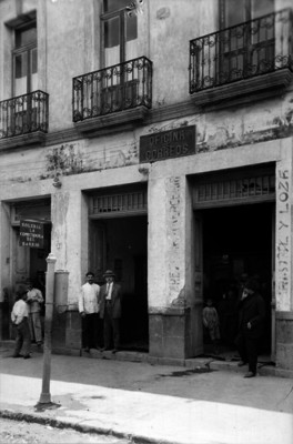 Hombres al exterior de Oficina de Correos