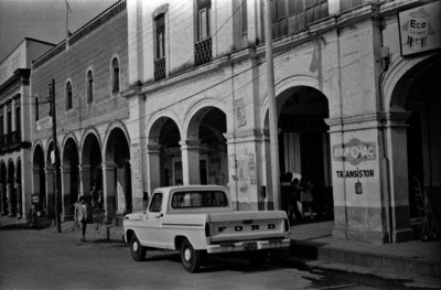 Portales frente a la plaza Constitución