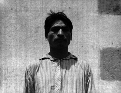 Hombre en los patios de la cárcel de Belén, retrato