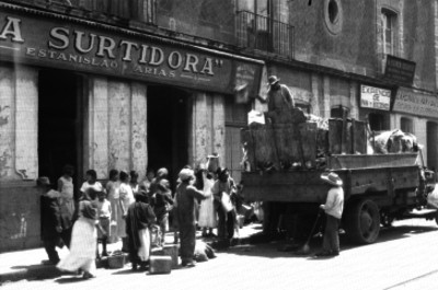 Camión recolectando basura de ciudadanos por la calle República del Salvador en la ciudad de México
