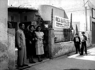 Mujeres y hombres en la entrada de un restaurante de barbacoa, consome y mixiotes, retrato